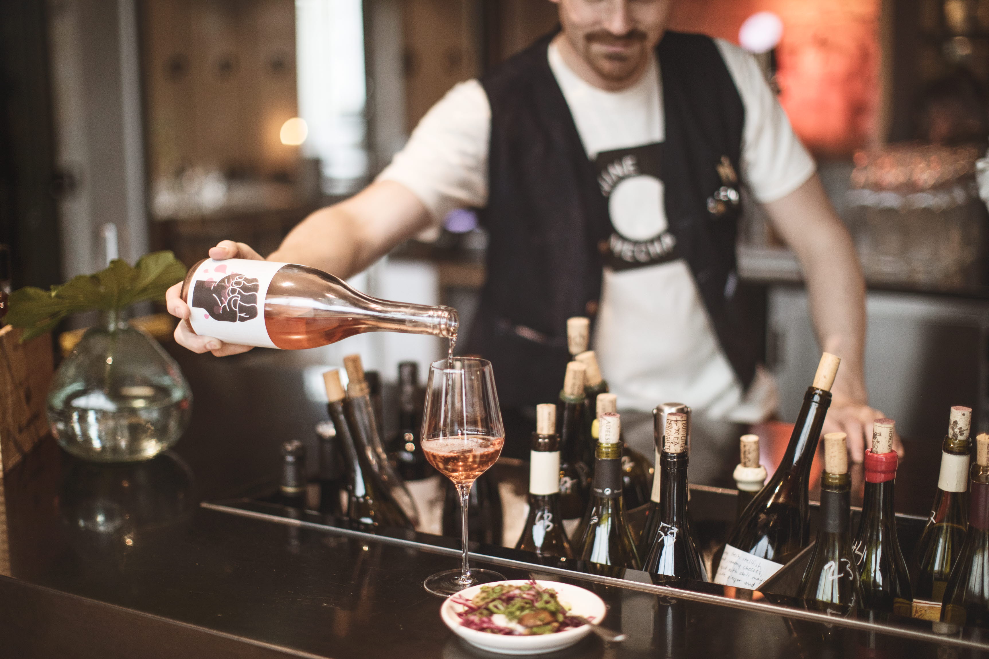 bartender serverar vin på wine mechanics