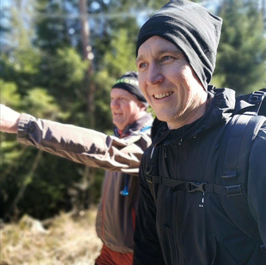 Två killar på vandring i Bohuslän