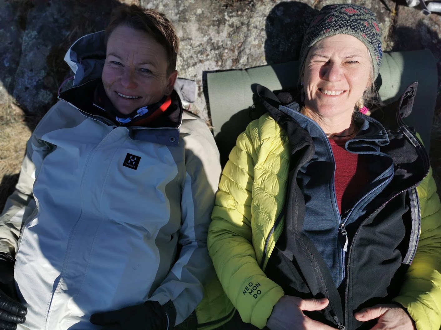 Paus i solen efter mat och vandring